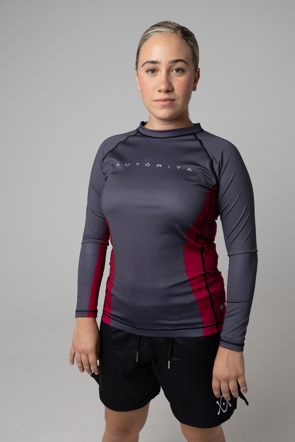 Mujer con camiseta técnica gris de manga larga AUTORITA, vista frontal