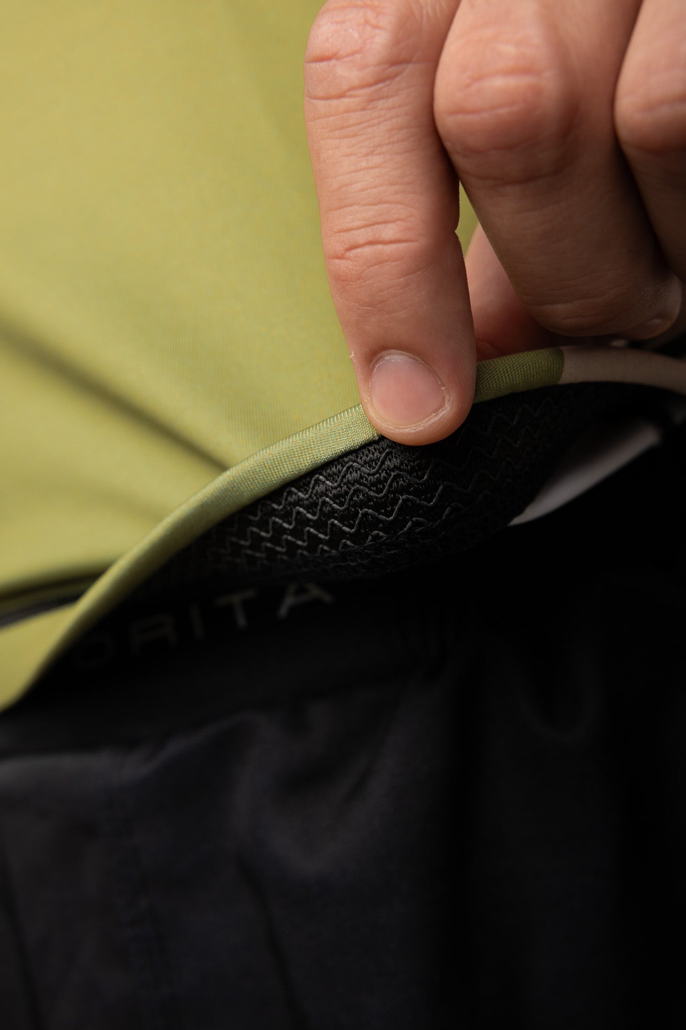 Detalle de la banda interior antideslizante de la rashguard de manga larga AUTORITA