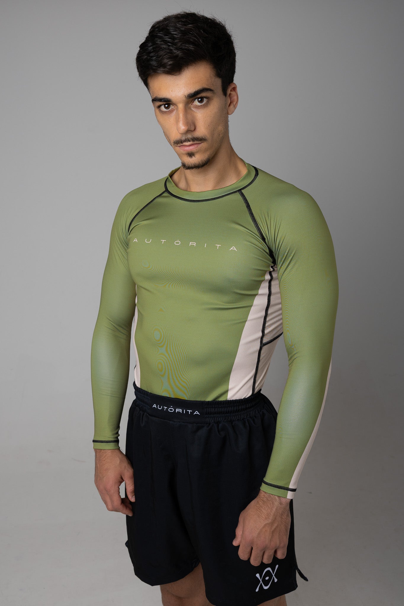 Hombre con licra técnica verde AUTORITA de manga larga para No-Gi y grappling