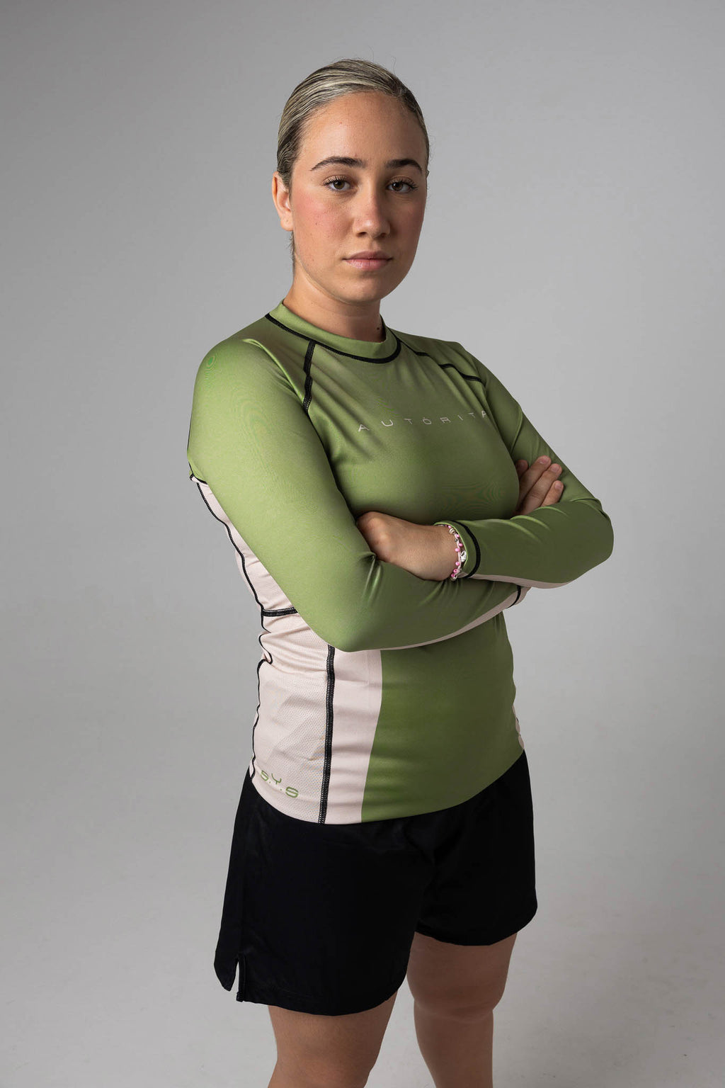 Mujer de cuerpo completo con rashguard verde anti-pilling de manga larga para grappling