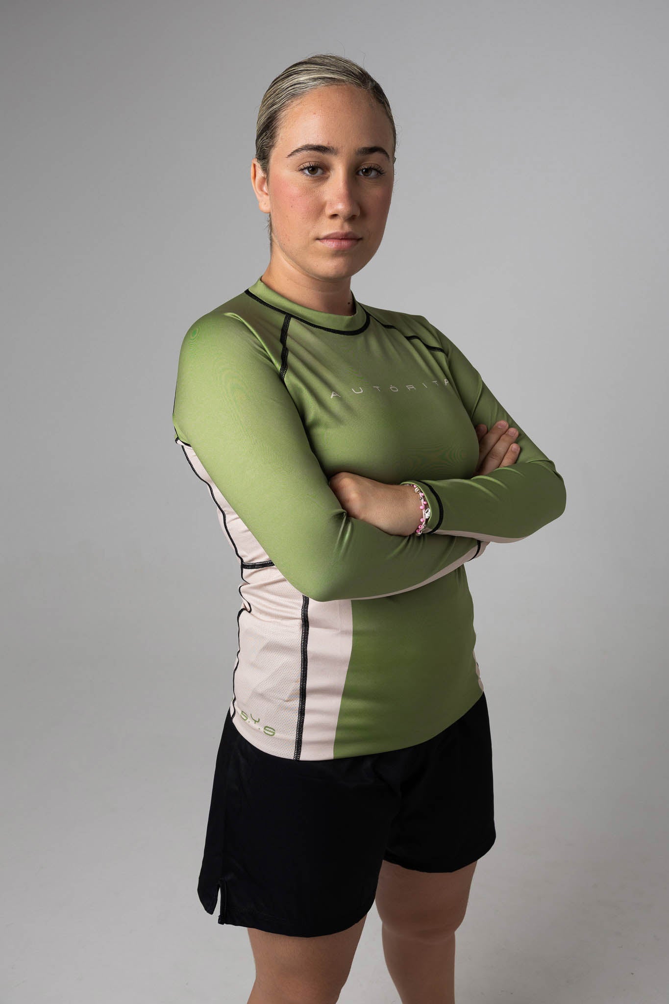 Mujer de cuerpo completo con rashguard verde anti-pilling de manga larga para grappling