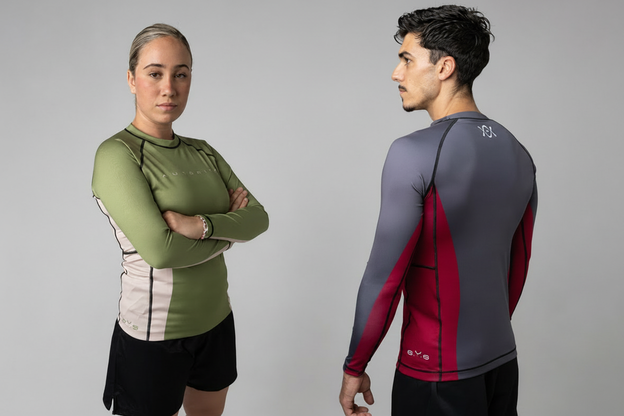 Mujer con rashguard verde y hombre con licra gris de manga larga Autorita, diseñadas para BJJ, No-Gi y grappling con tejido anti-pilling y protección frente al roce.