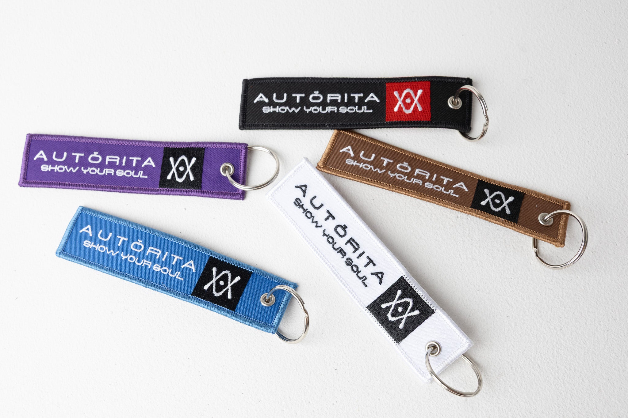 Llaveros de cinturón BJJ AUTŌRITA en blanco, azul, morado, marrón y negro