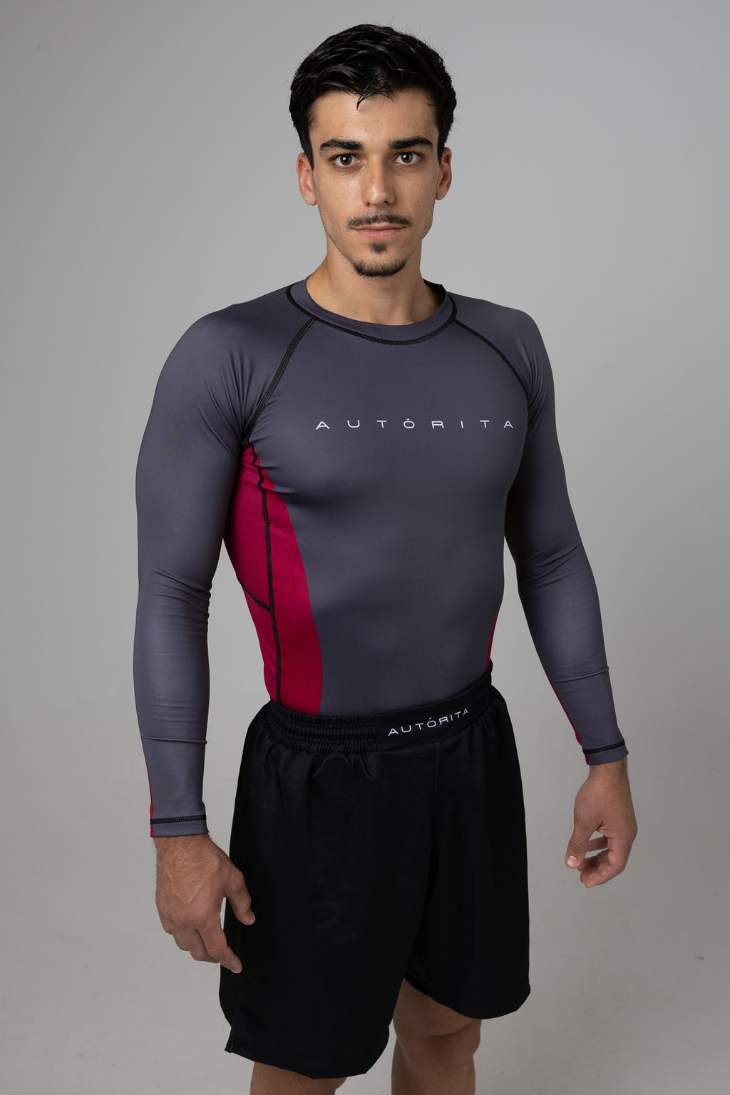 Hombre con longsleeve gris y granate para BJJ, vista frontal