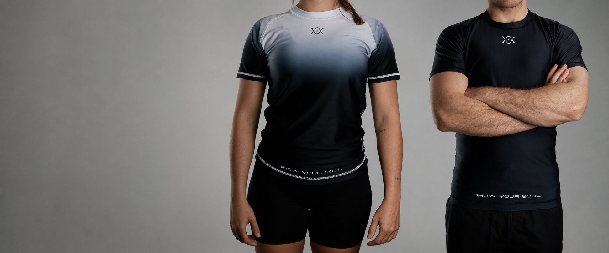 Dos atletas con rashguards de manga corta Autorita Path Series en blanco degradado y negro, licras para BJJ, nogi y grappling.