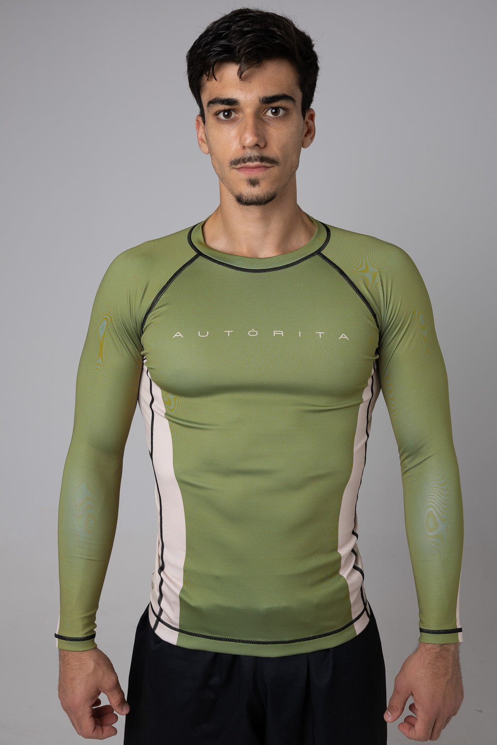 Hombre con rashguard verde de manga larga AUTORITA, licra anti-pilling para BJJ y grappling