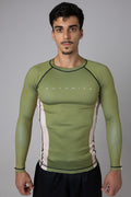 Hombre con rashguard verde de manga larga AUTORITA, licra anti-pilling para BJJ y grappling