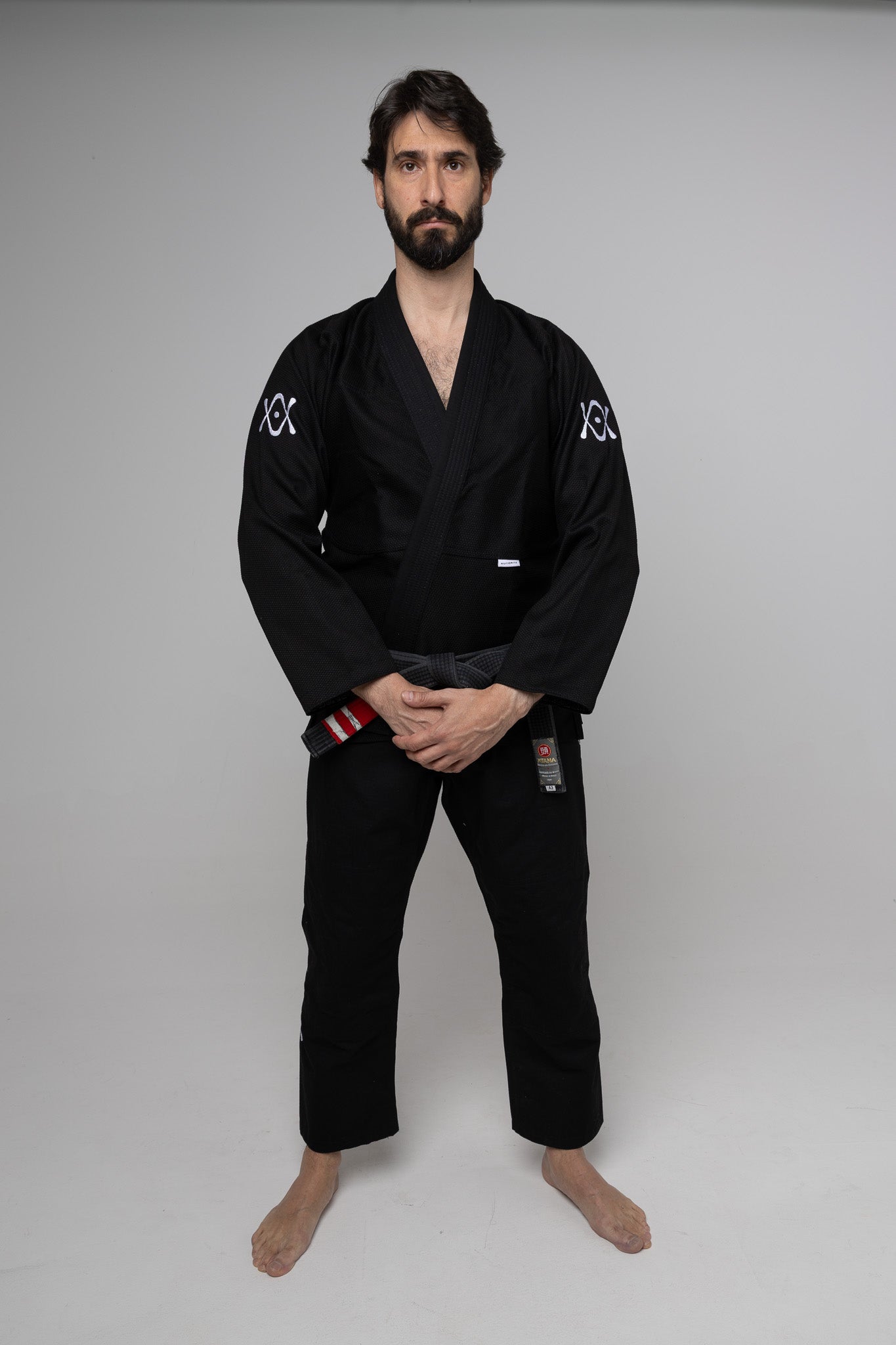 Kimono negro de Brazilian Jiu-Jitsu AUTŌRITA Galea visto de frente, diseño premium minimalista para entrenamiento y competición
