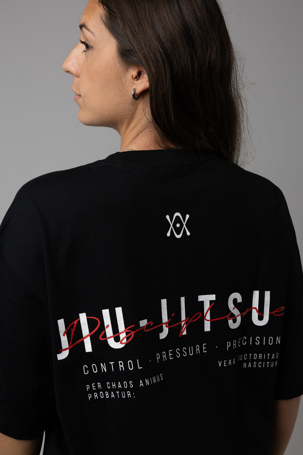 Detalle espalda camiseta negra mujer AUTORITA