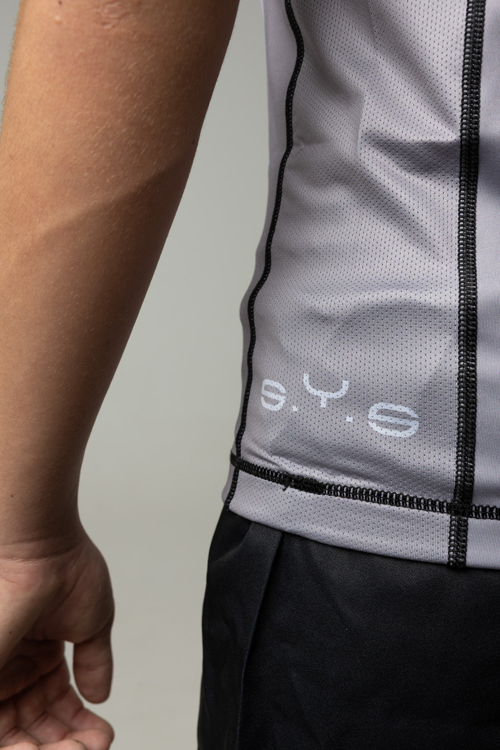 Detalle del panel lateral microperforado de rashguard gris AUTŌRITA kids para BJJ.