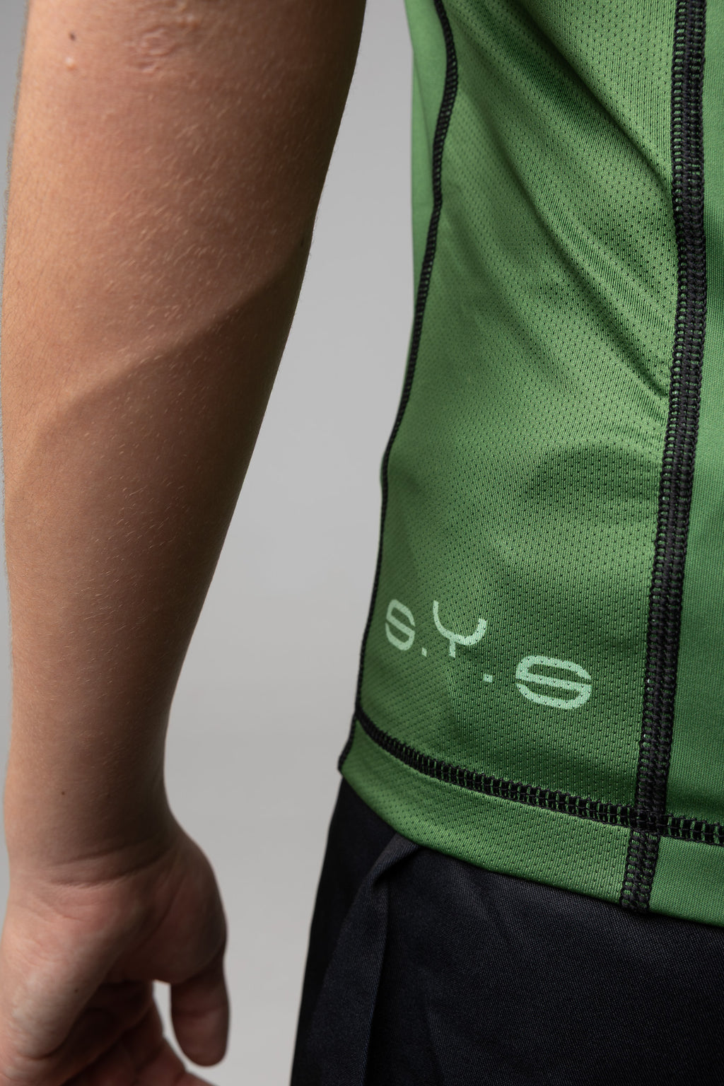 Detalle del panel lateral microperforado de rashguard verde AUTŌRITA para Brazilian Jiu-Jitsu.