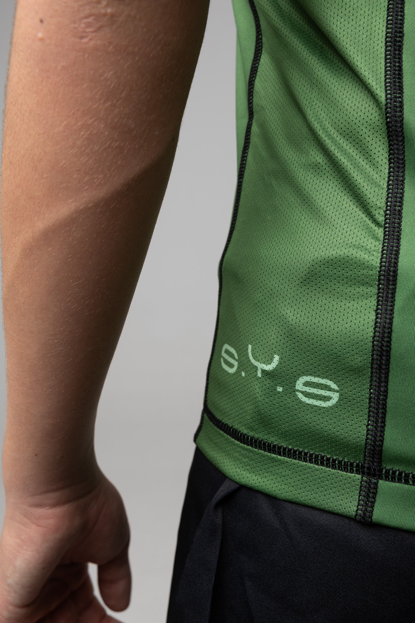 Detalle del panel lateral microperforado de rashguard verde AUTŌRITA para Brazilian Jiu-Jitsu.
