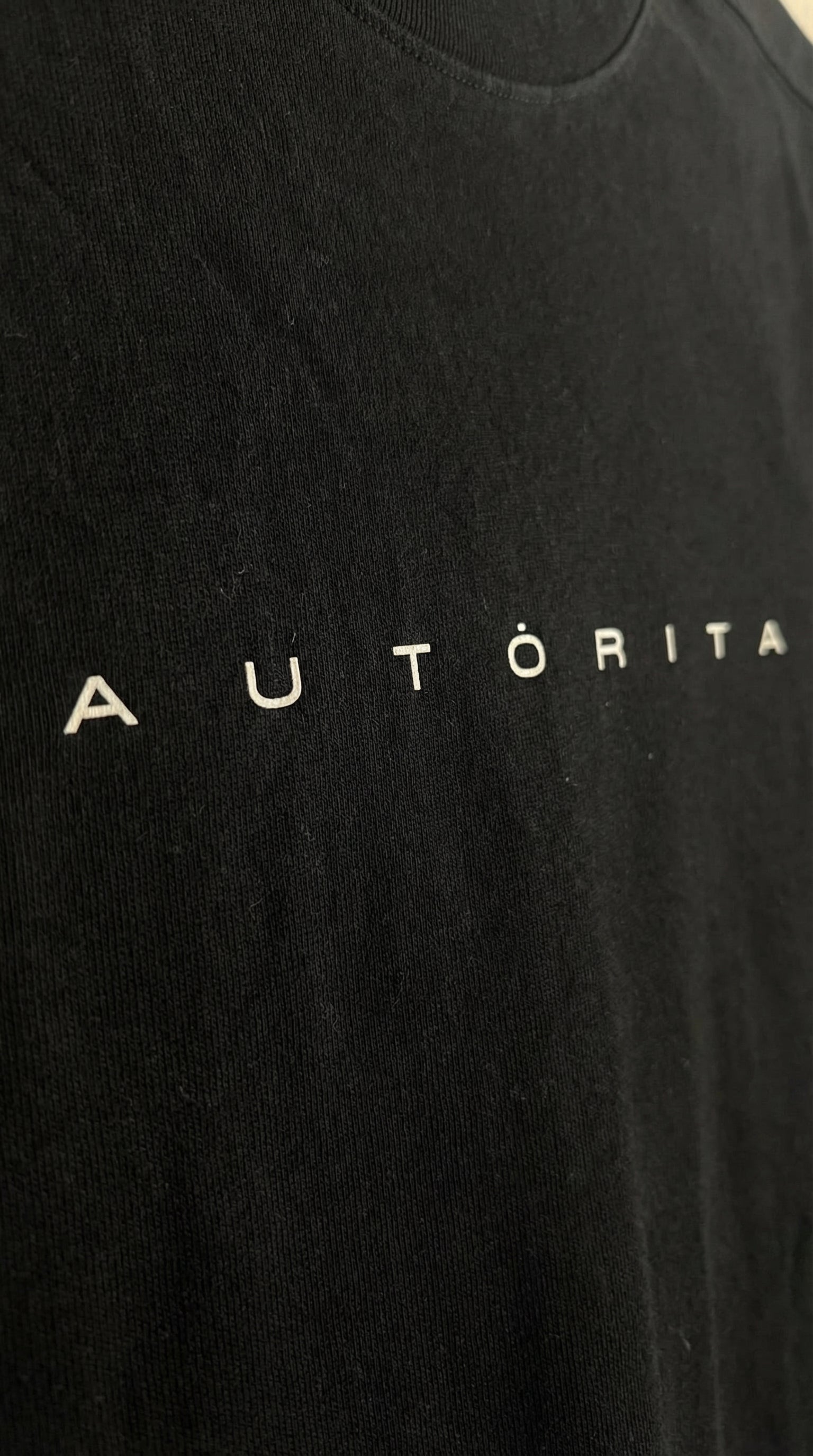 camiseta negra autorita bjj
