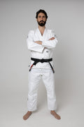 Gi BJJ premium blanco AUTŌRITA Galea con corte técnico, diseñado para atletas de jiu-jitsu