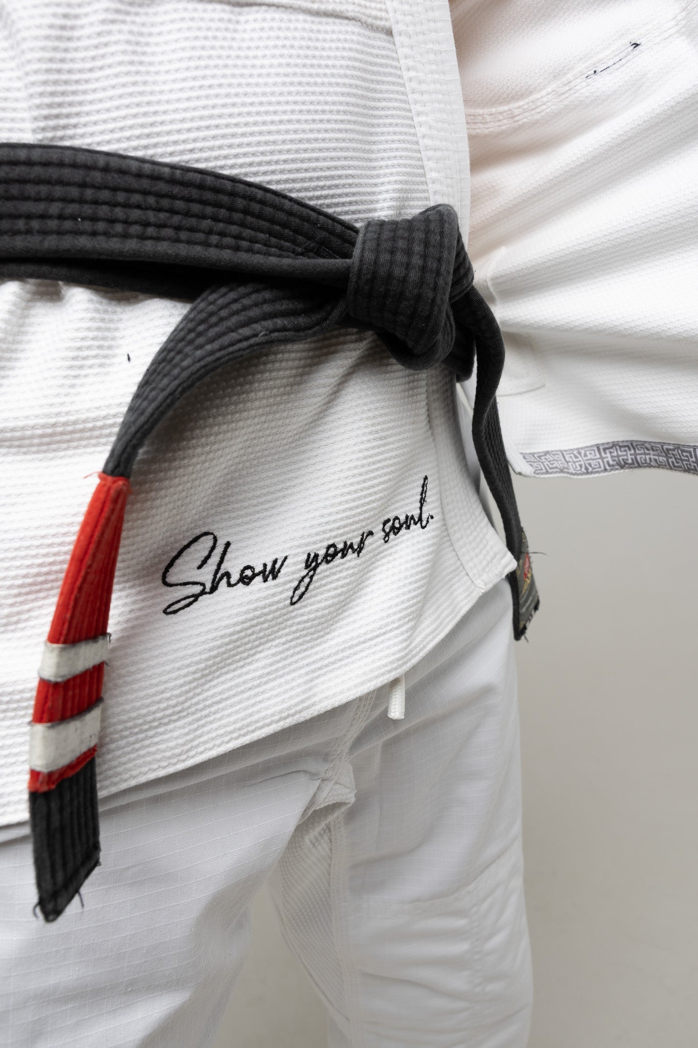 Detalle inferior de la chaqueta del kimono BJJ blanco Galea, acabado técnico para entrenamiento y competición