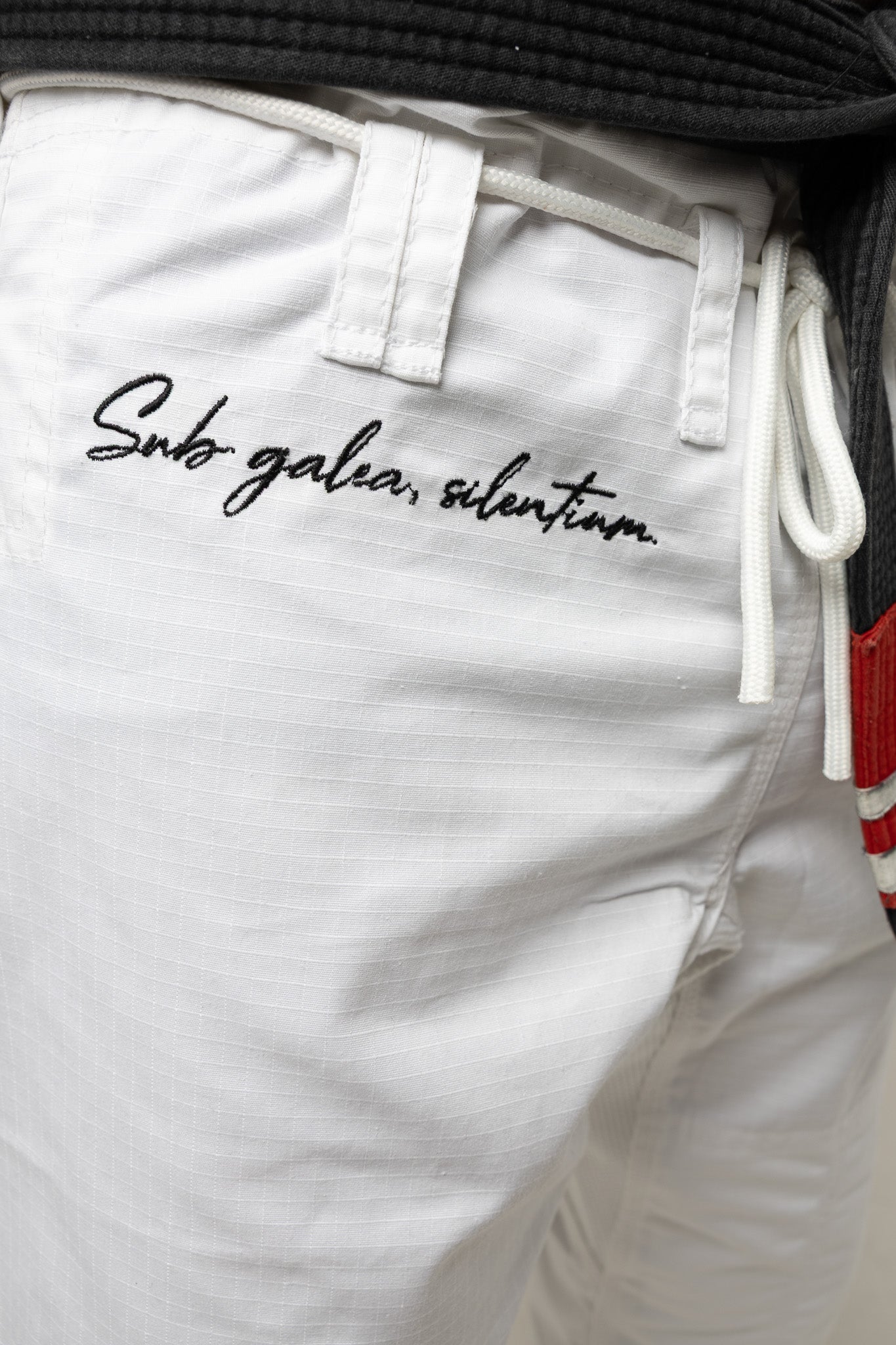 Frase interior del kimono BJJ blanco AUTŌRITA Galea, gi premium con diseño conceptual para atletas