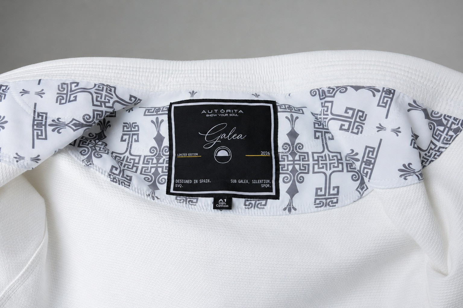 Interior del kimono BJJ blanco AUTŌRITA Galea con patrón de marca, diseño premium para hombre y mujer