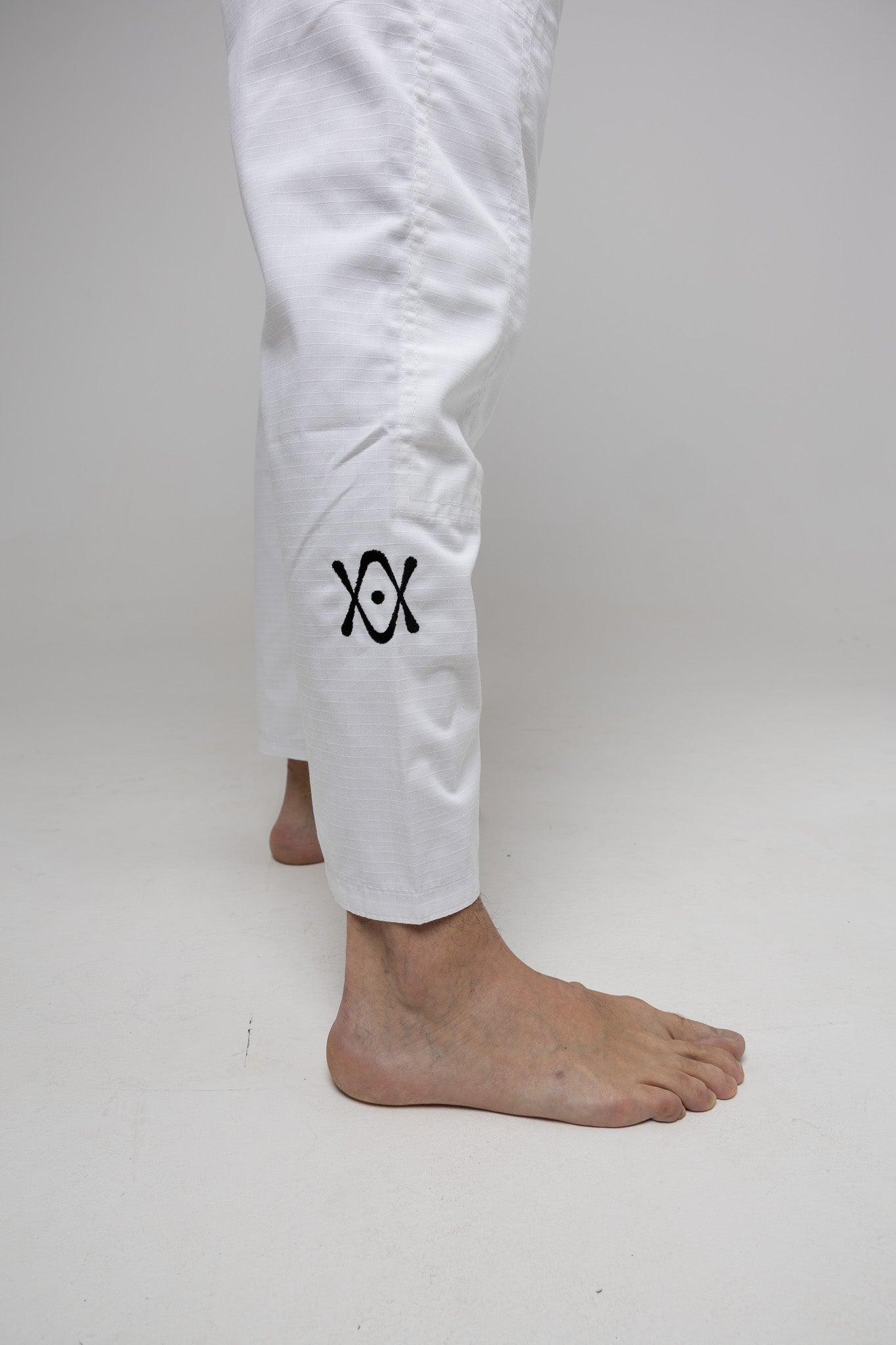 Logo AUTŌRITA en la pierna del pantalón del kimono BJJ blanco Galea, detalle minimalista para competición