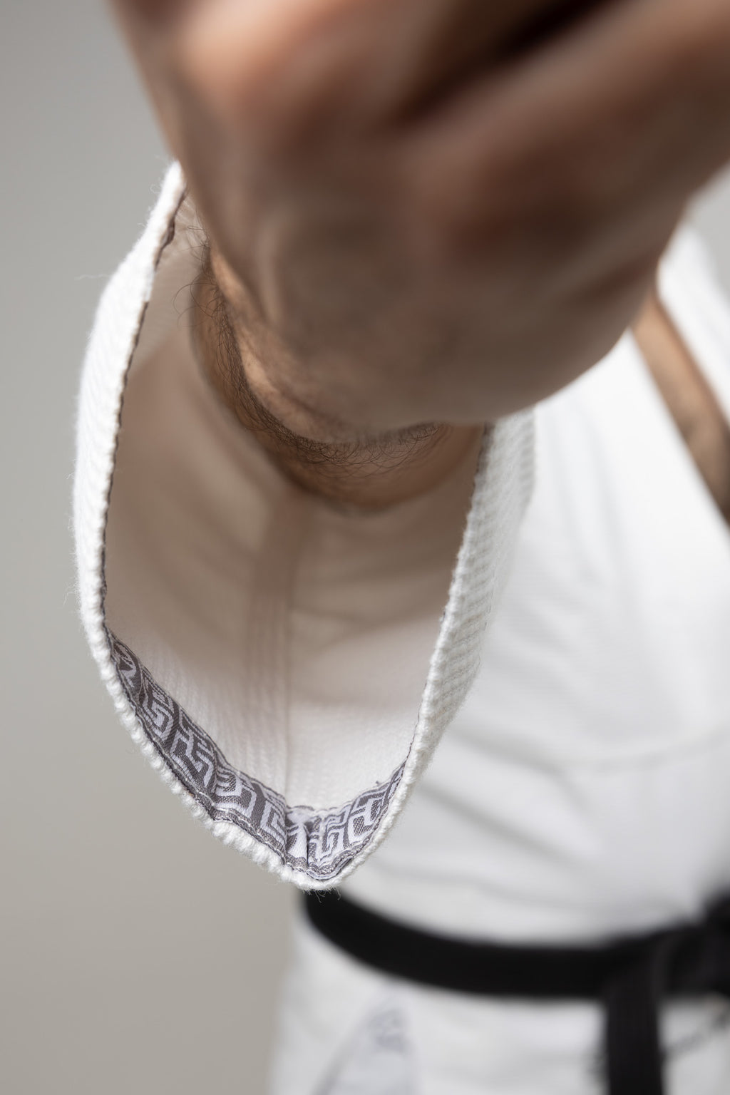 Detalle de solapa y cuello del kimono BJJ blanco AUTŌRITA Galea, gi resistente para Brazilian Jiu-Jitsu