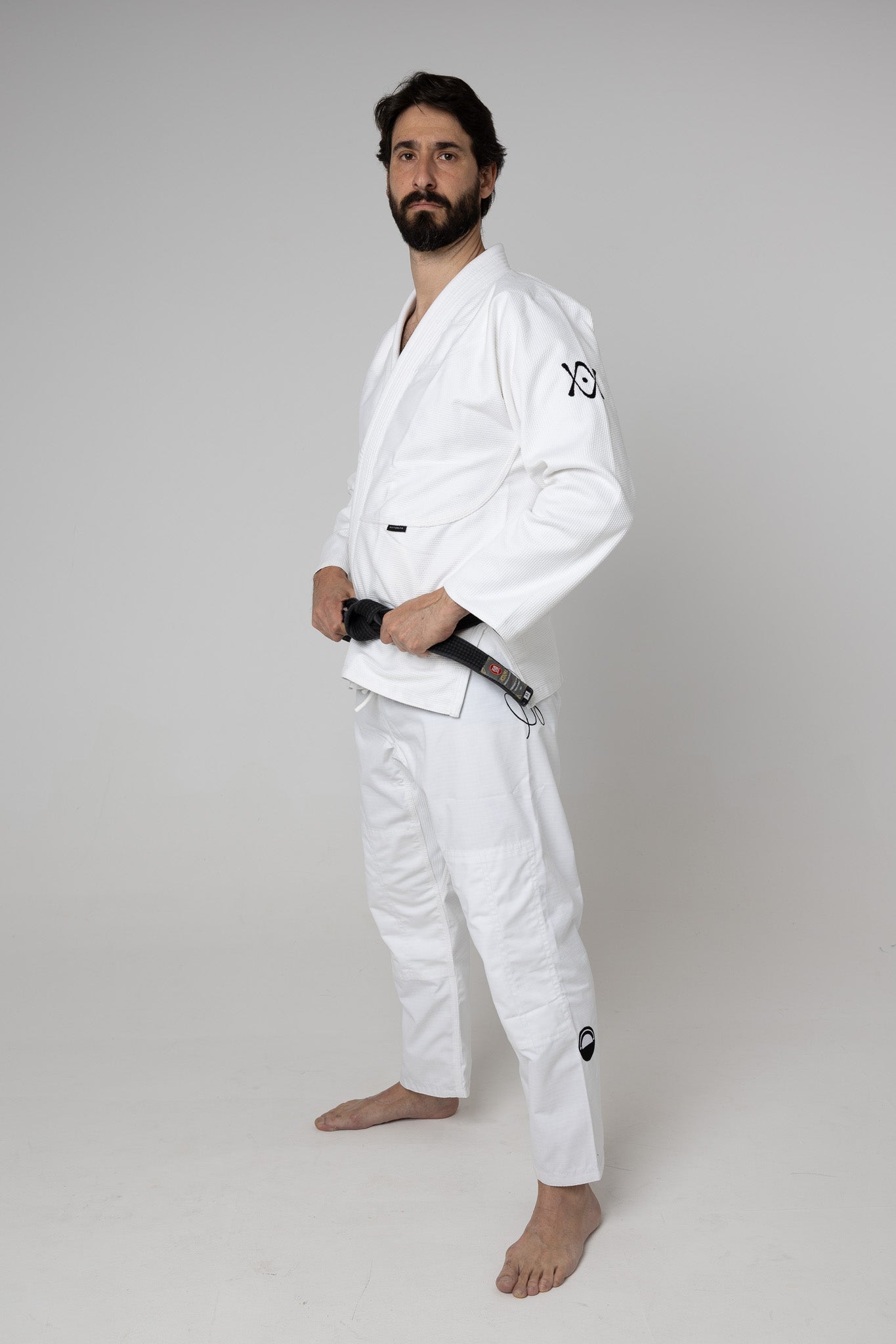 Kimono BJJ de competición AUTŌRITA Galea en color blanco, diseñado para entrenamiento intenso y combate