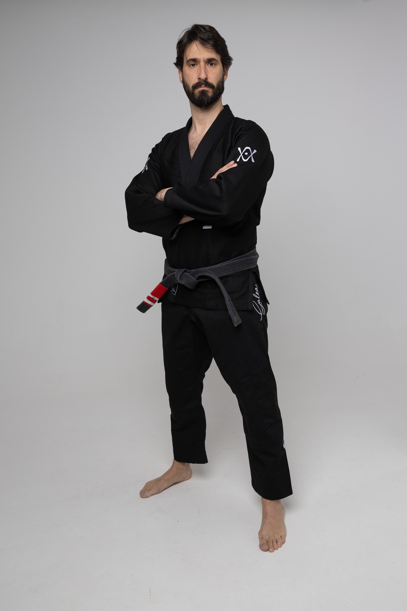 Kimono BJJ de competición AUTŌRITA Galea en color negro, diseñado para entrenamiento intenso y combate