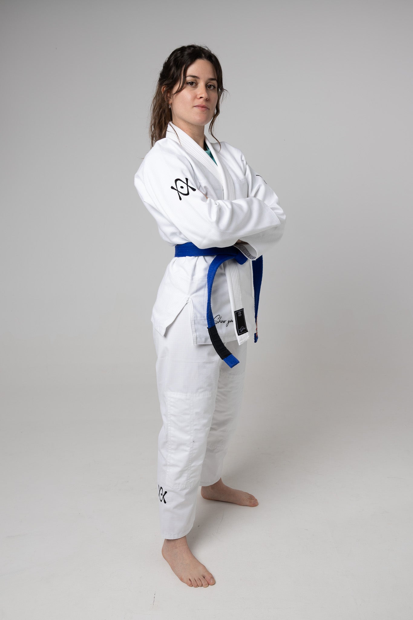 Vista lateral del kimono BJJ blanco AUTŌRITA Galea, diseño elegante y minimalista para competición