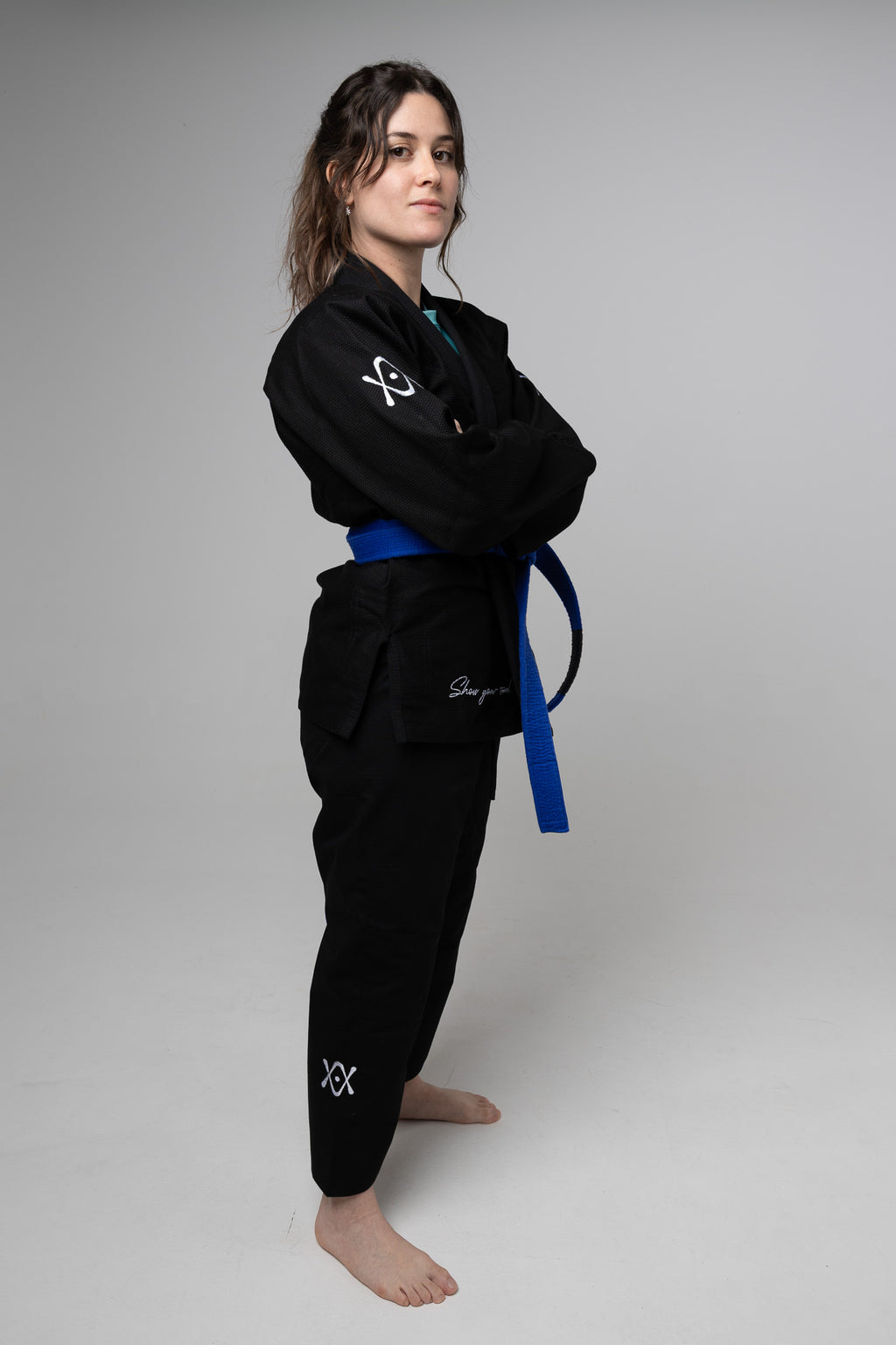 Vista lateral del kimono BJJ negro AUTŌRITA Galea, diseño elegante y minimalista para competición