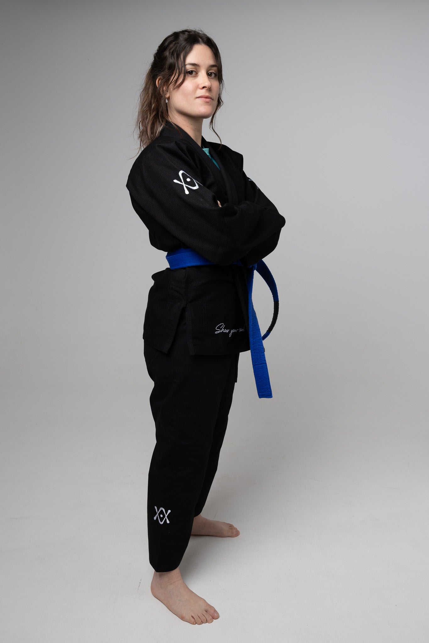 Vista lateral del kimono BJJ negro AUTŌRITA Galea, diseño elegante y minimalista para competición
