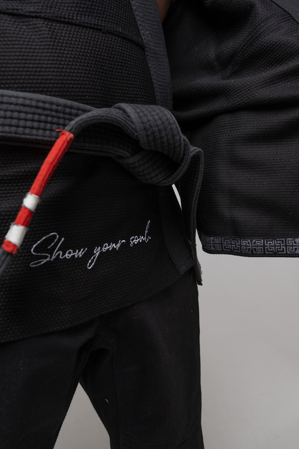 Detalle inferior de la chaqueta del kimono BJJ negro Galea, acabado técnico para entrenamiento y competición
