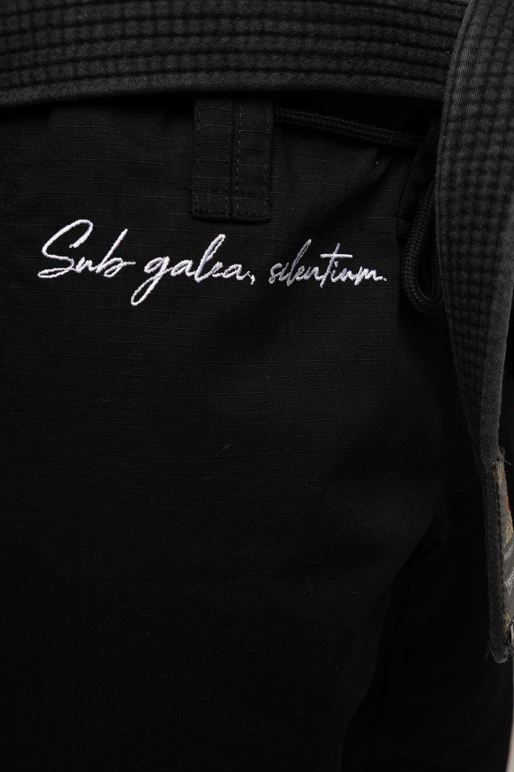 Frase interior del kimono BJJ negro AUTŌRITA Galea, gi premium con diseño conceptual para atletas