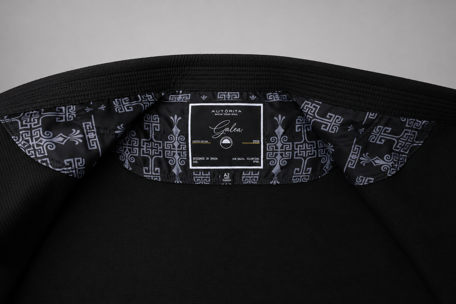 Interior del kimono BJJ negro AUTŌRITA Galea con patrón de marca, diseño premium para hombre y mujer