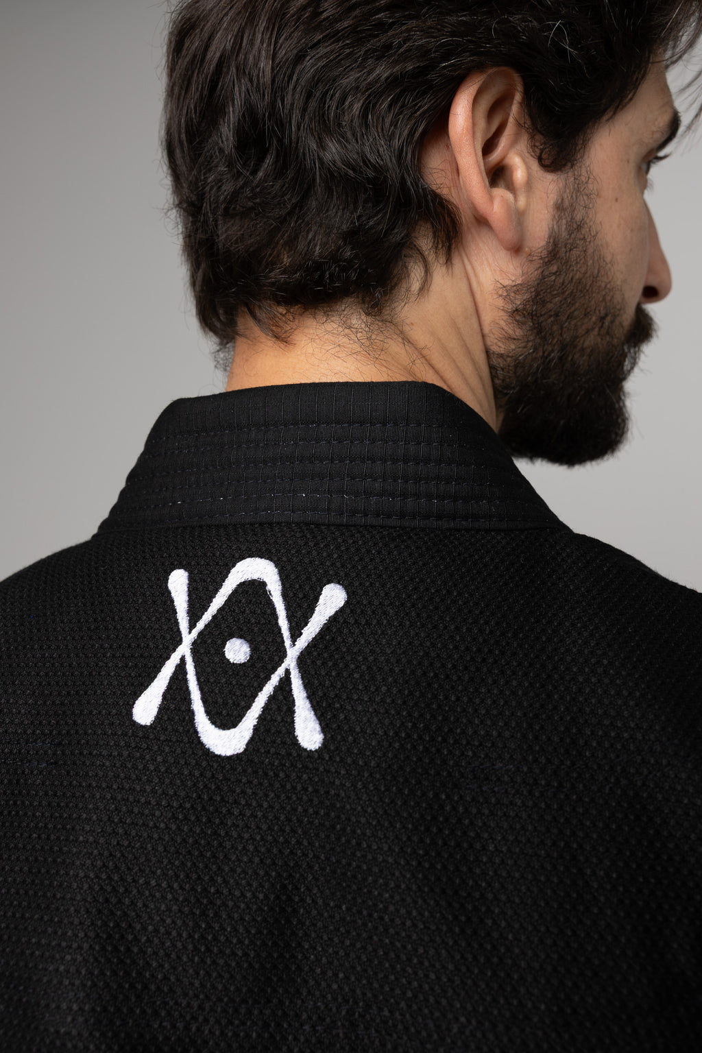 Detalle del logo AUTŌRITA en la espalda del kimono BJJ negro Galea, diseño premium y elegante