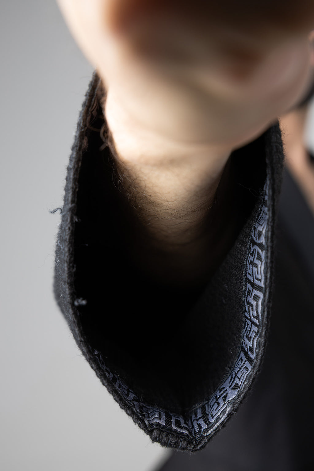 Detalle de solapa y cuello del kimono BJJ negro AUTŌRITA Galea, gi resistente para Brazilian Jiu-Jitsu