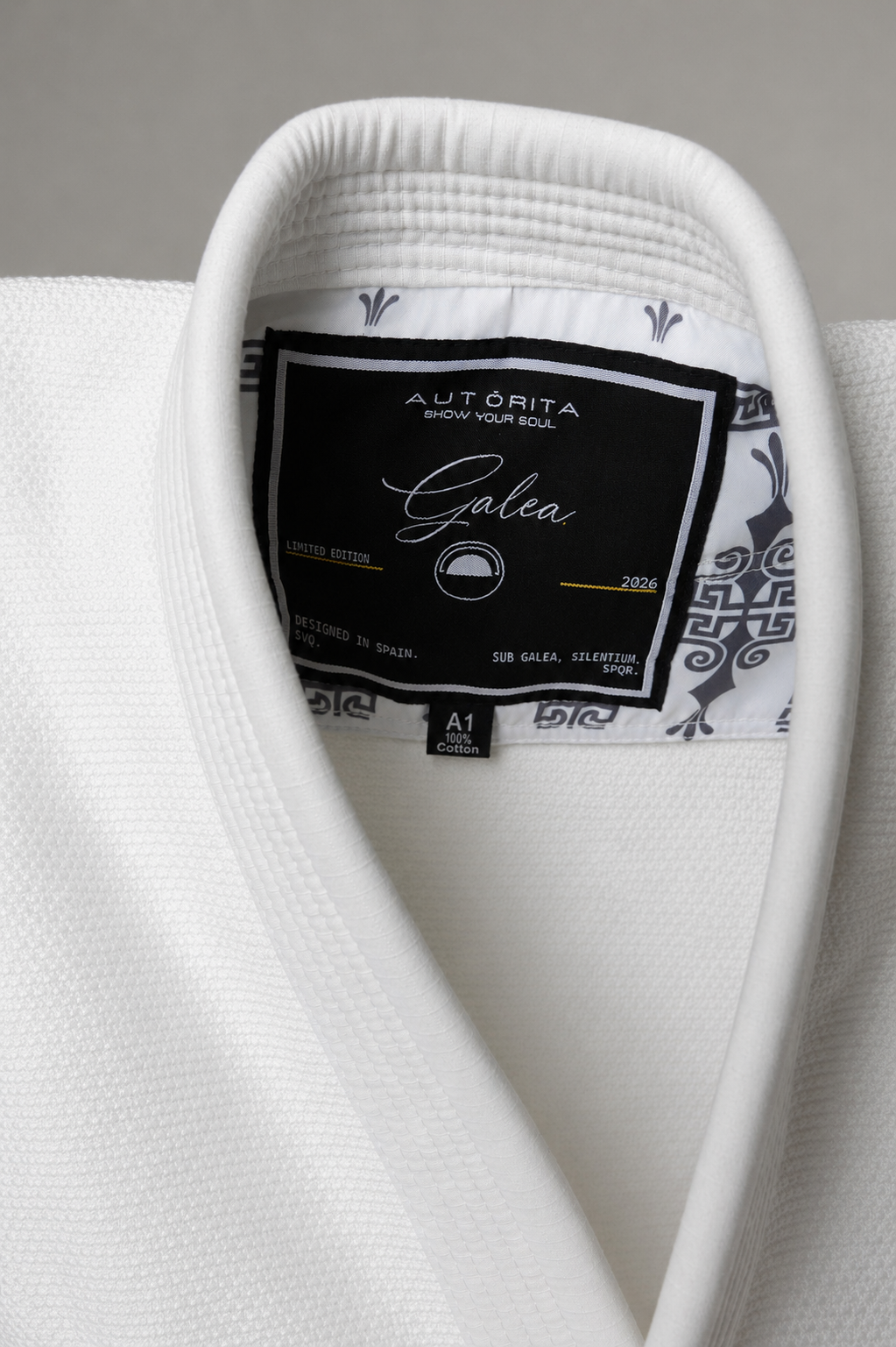Etiqueta de producto del kimono BJJ premium AUTŌRITA Galea, gi blanco elegante para Brazilian Jiu-Jitsu