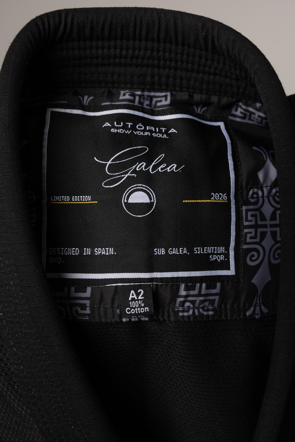 Etiqueta de producto del kimono BJJ premium AUTŌRITA Galea, gi negro elegante para Brazilian Jiu-Jitsu