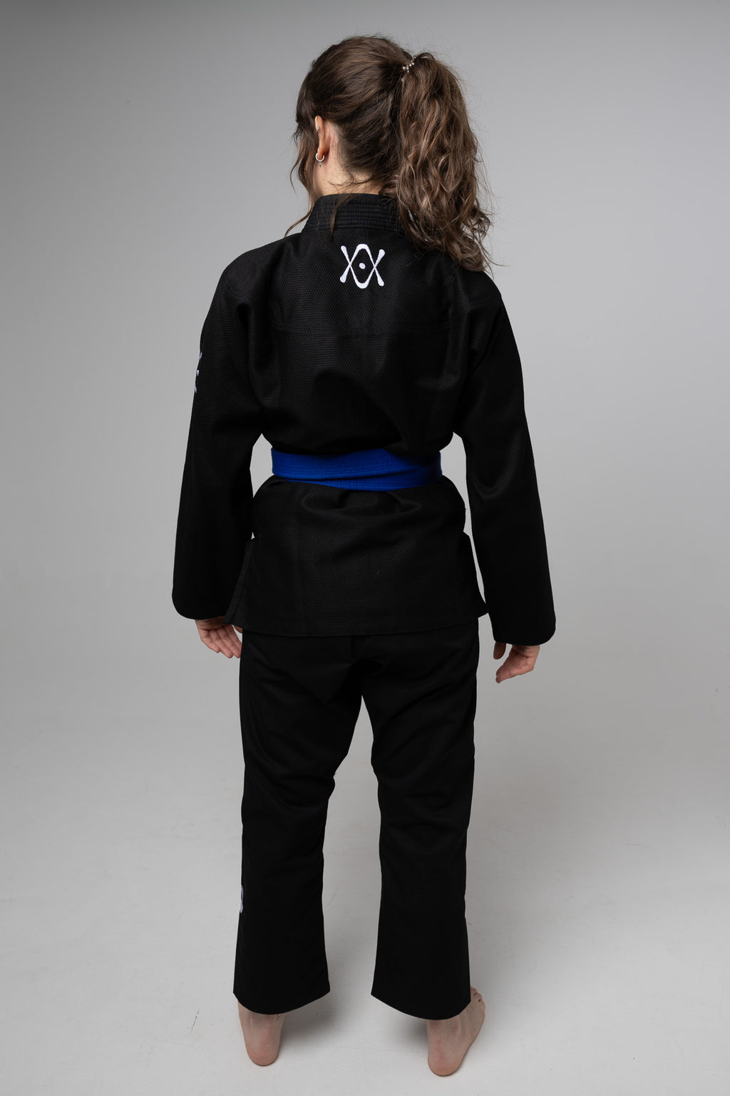 Vista trasera del kimono premium AUTŌRITA Galea para Brazilian Jiu-Jitsu, diseño negro minimalista