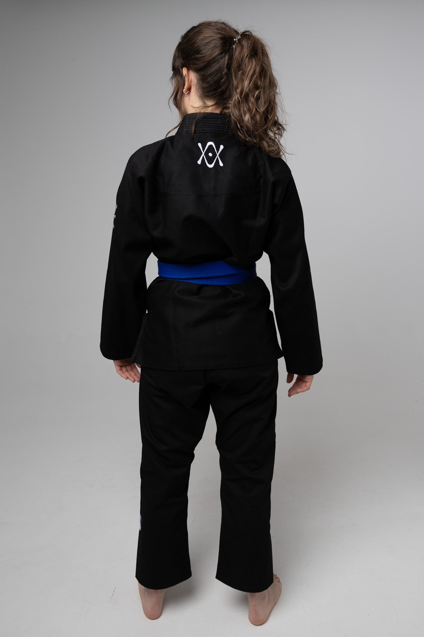 Vista trasera del kimono premium AUTŌRITA Galea para Brazilian Jiu-Jitsu, diseño negro minimalista