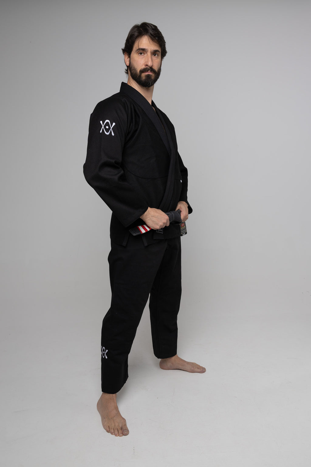 Kimono Brazilian Jiu-Jitsu negro AUTŌRITA Galea visto de perfil, gi premium para hombre y mujer