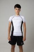 Licra juvenil blanca AUTŌRITA de manga corta para entrenamiento de jiu-jitsu.