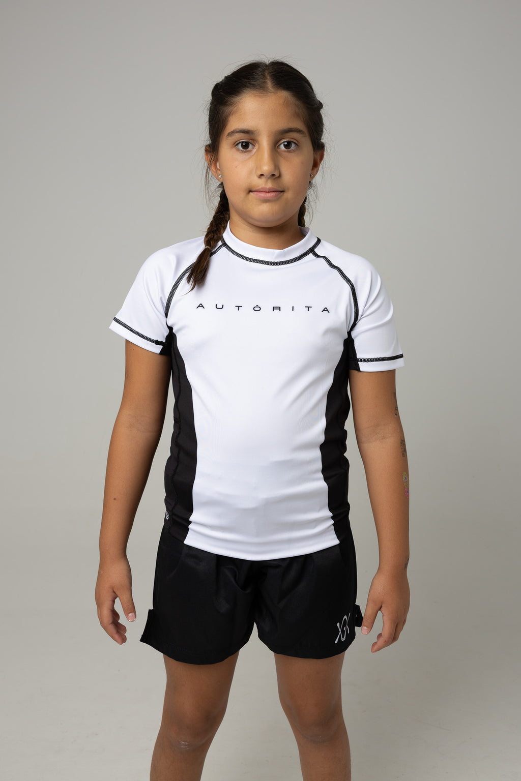 Licra juvenil blanca AUTŌRITA con diseño limpio para BJJ, MMA y grappling.