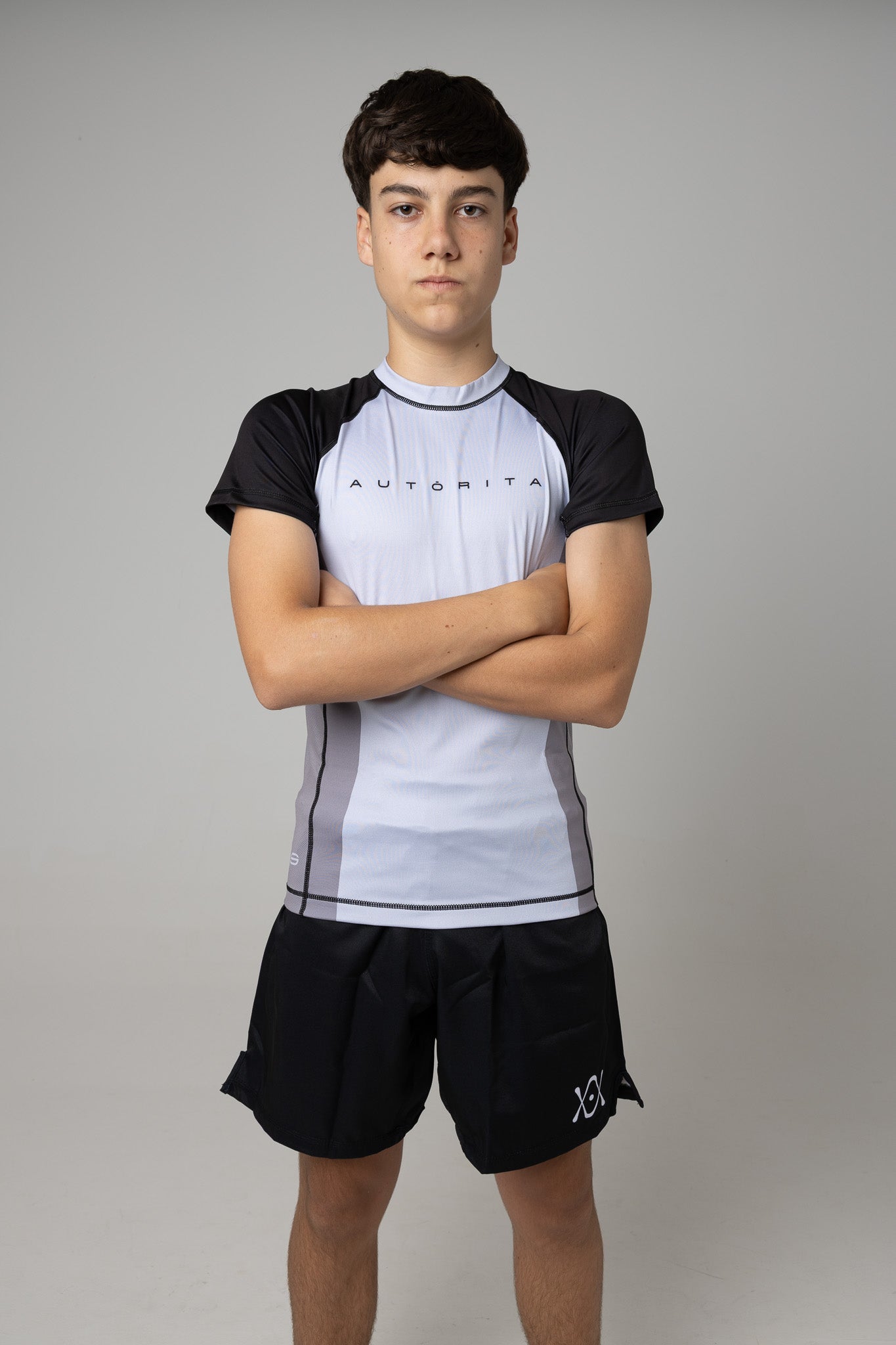 Licra juvenil AUTŌRITA gris y negra para grappling con diseño técnico y minimalista.