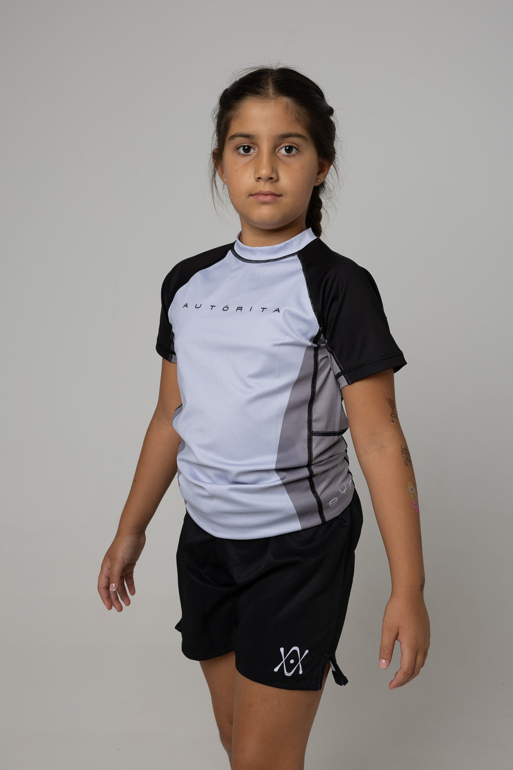 Licra kids AUTŌRITA gris y negra para grappling, vista tres cuartos en estudio.