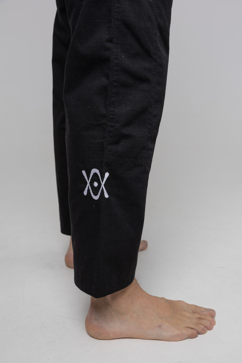 Logo AUTŌRITA en la pierna del pantalón del gi BJJ negro Galea, diseño premium para competición