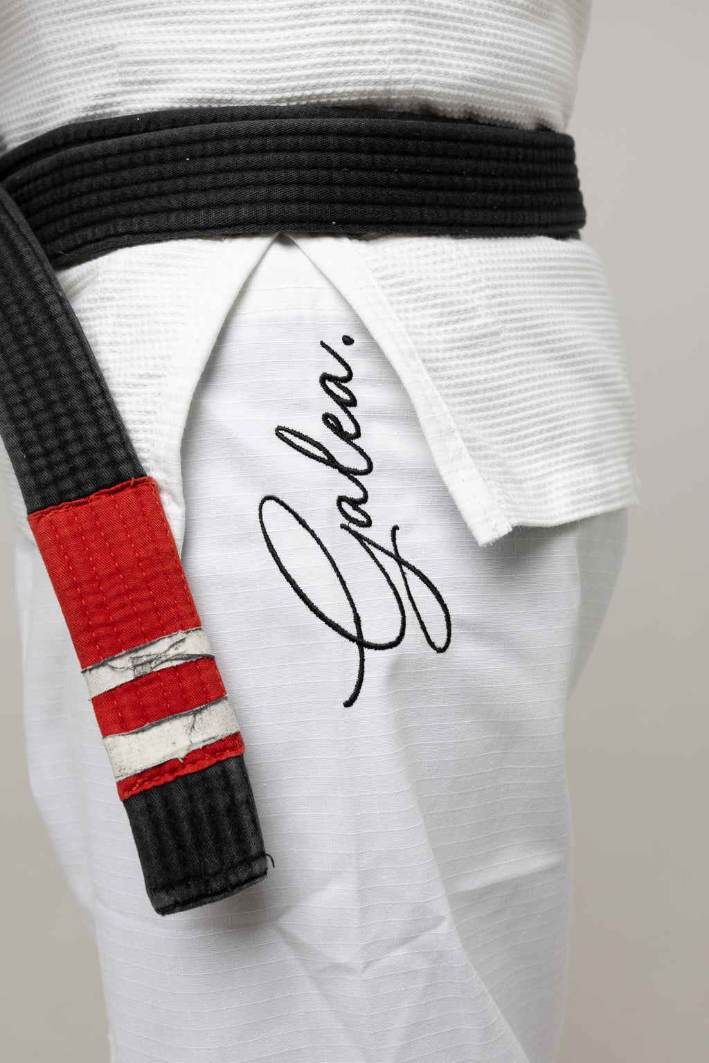 Nombre del kimono BJJ blanco AUTŌRITA Galea, gi premium con diseño conceptual para atletas