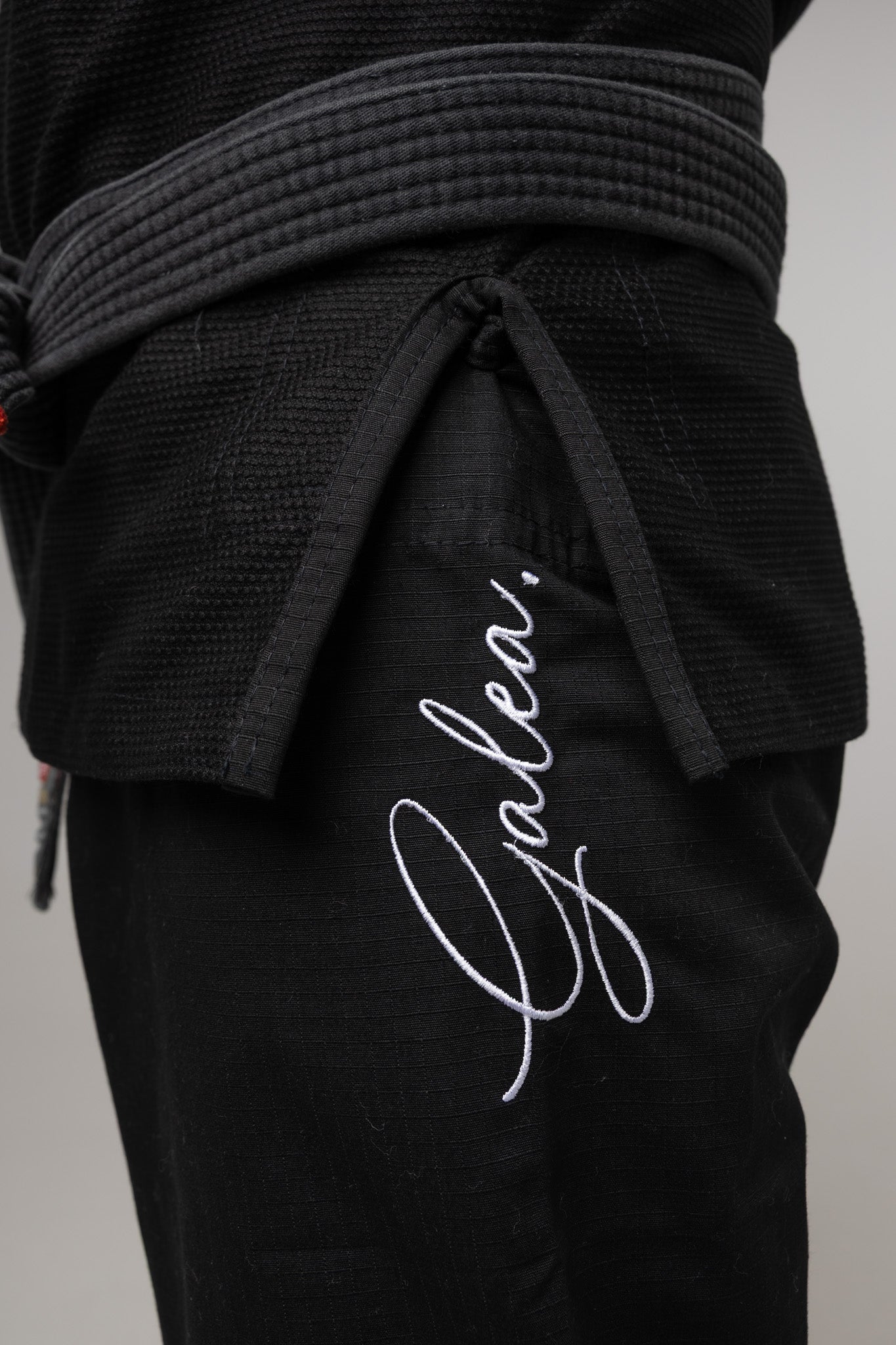Bordado lateral en el pantalón del kimono BJJ negro AUTŌRITA Galea, diseño elegante para jiu-jitsu