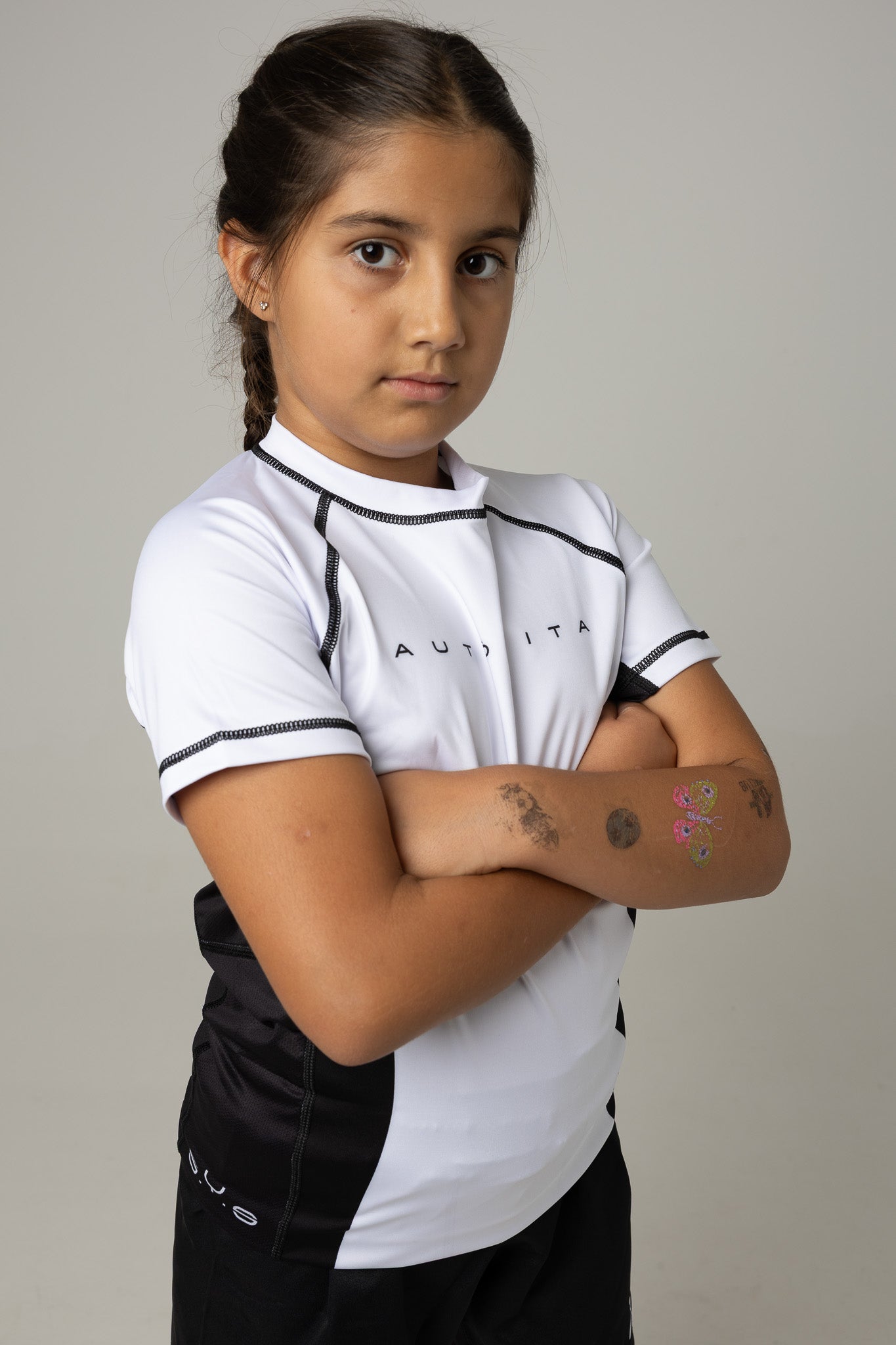 Licra blanca infantil para grappling AUTŌRITA con costuras reforzadas en negro.